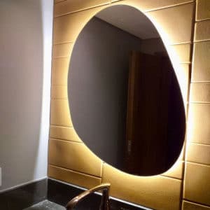 Espelho orgânico com iluminação flutuante